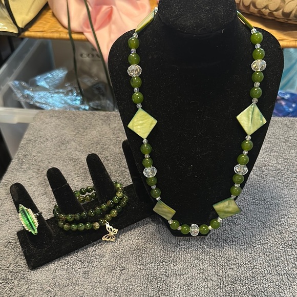 Elegant Green Beaded Necklace and Bracelet Set with ring all EUC - Picture 1 of 6